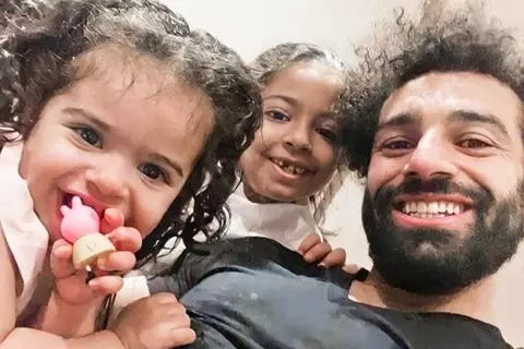 ديلي ميل: سعادة عائلة صلاح العامل الأكبر في تجديد عقده مع ليفربول